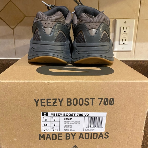 Yeezy Boost 700 V2 Geode - Picture 7 of 9